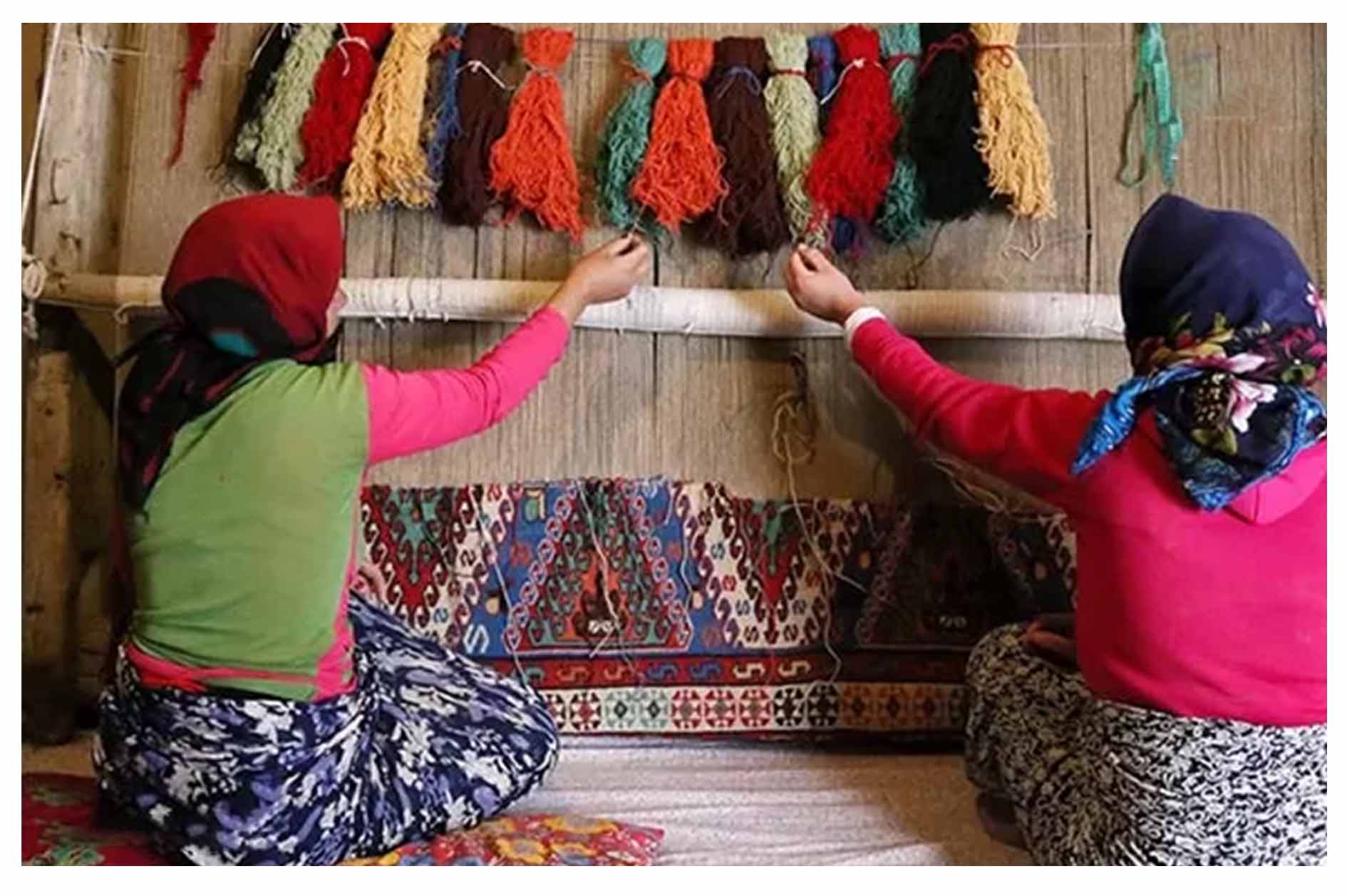 کار تجسم‌یافته بافندگان فرش و دانش محلی آنها به شیوه مردم‌نگارانه مطالعه می‌شود